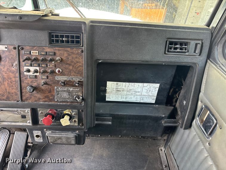 image for item EA5477 1994 Kenworth T800 semi truck