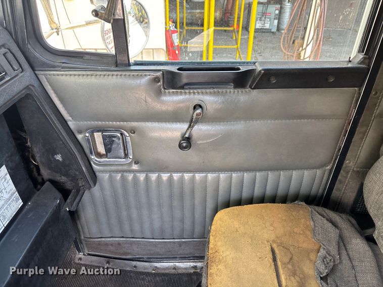 image for item EA5477 1994 Kenworth T800 semi truck