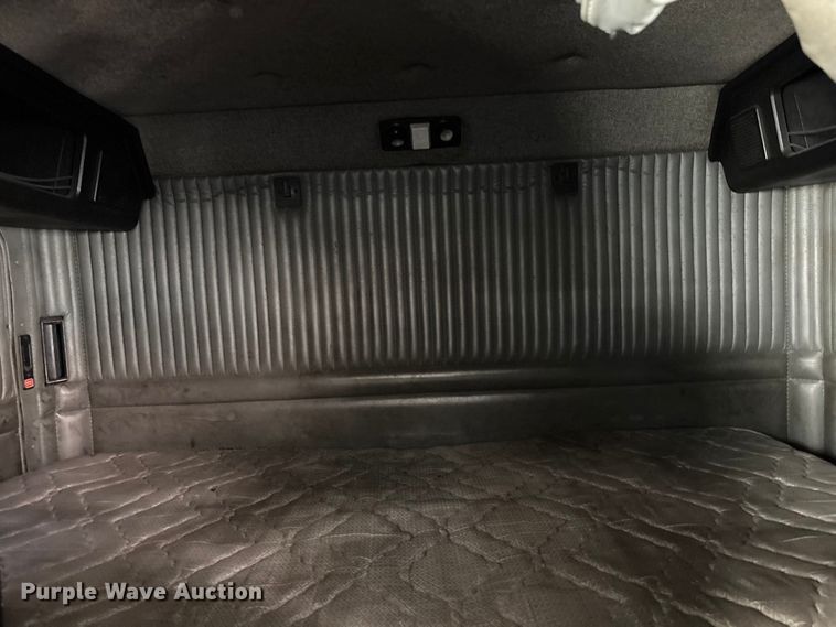 image for item EA5477 1994 Kenworth T800 semi truck