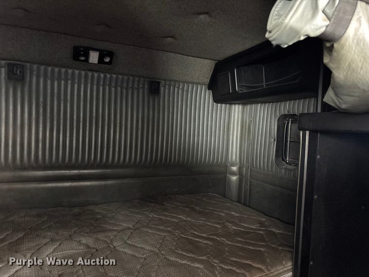 image for item EA5477 1994 Kenworth T800 semi truck