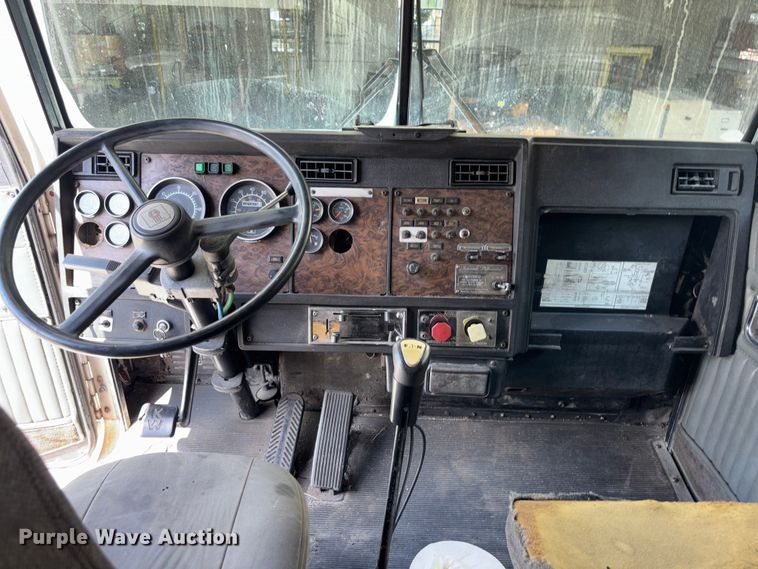 image for item EA5477 1994 Kenworth T800 semi truck