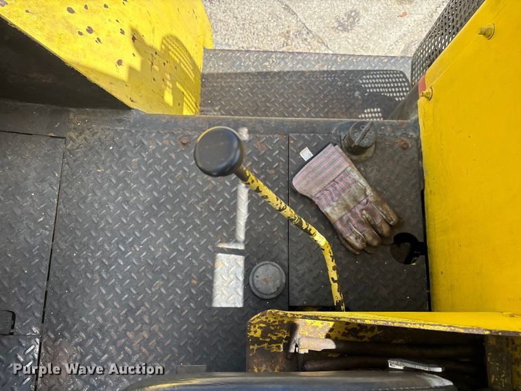 image for item EA5484 Hyster H200HS forklift