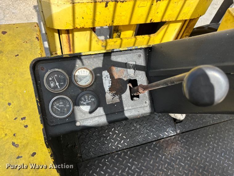 image for item EA5484 Hyster H200HS forklift