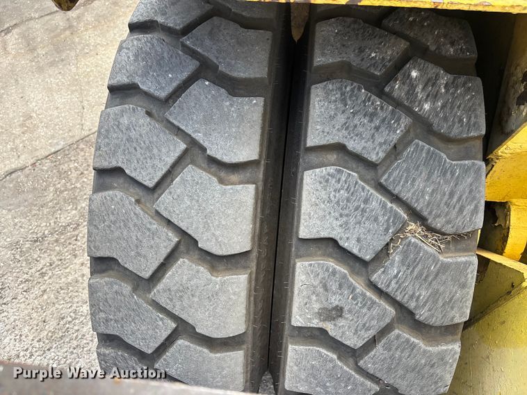 image for item EA5484 Hyster H200HS forklift