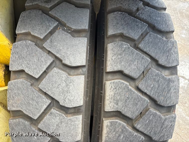 image for item EA5484 Hyster H200HS forklift