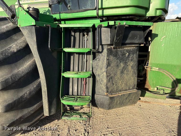 image for item EA7244 2006 John Deere 9520 Scraper Special 4WD tractor