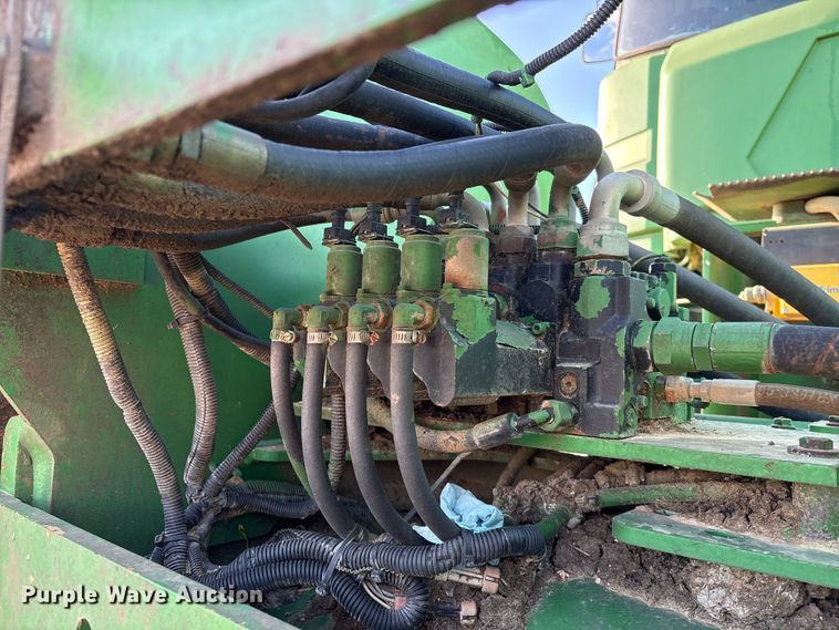 image for item EA7244 2006 John Deere 9520 Scraper Special 4WD tractor