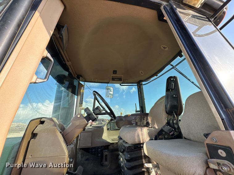 image for item EA7244 2006 John Deere 9520 Scraper Special 4WD tractor