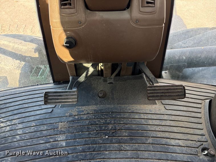 image for item EA7244 2006 John Deere 9520 Scraper Special 4WD tractor