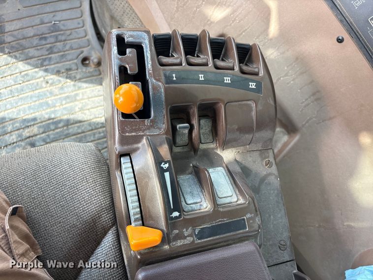 image for item EA7245 2007 John Deere 9520 Scraper Special 4WD tractor