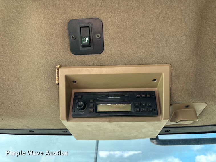 image for item EA7245 2007 John Deere 9520 Scraper Special 4WD tractor