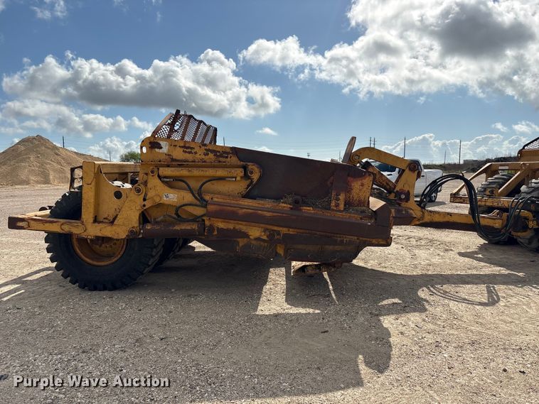 image for item EA7246 2000 John Deere 1812C scraper