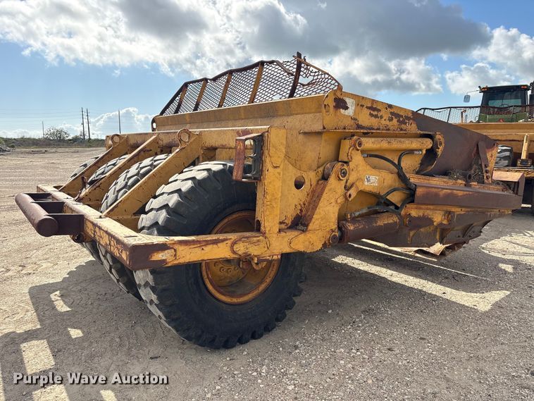 image for item EA7246 2000 John Deere 1812C scraper