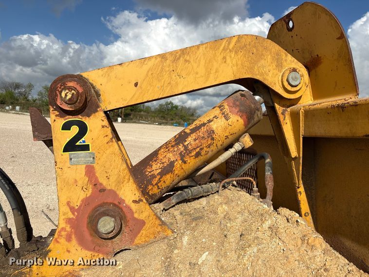 image for item EA7246 2000 John Deere 1812C scraper