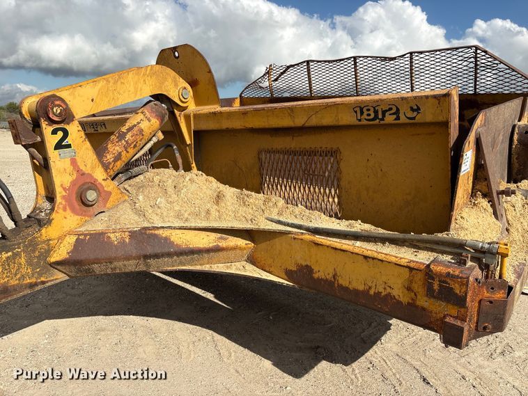 image for item EA7246 2000 John Deere 1812C scraper