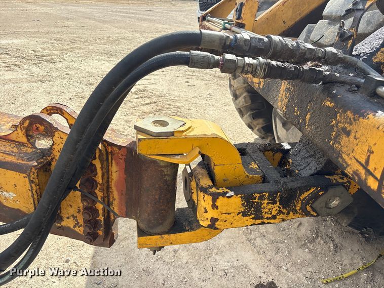 image for item EA7246 2000 John Deere 1812C scraper