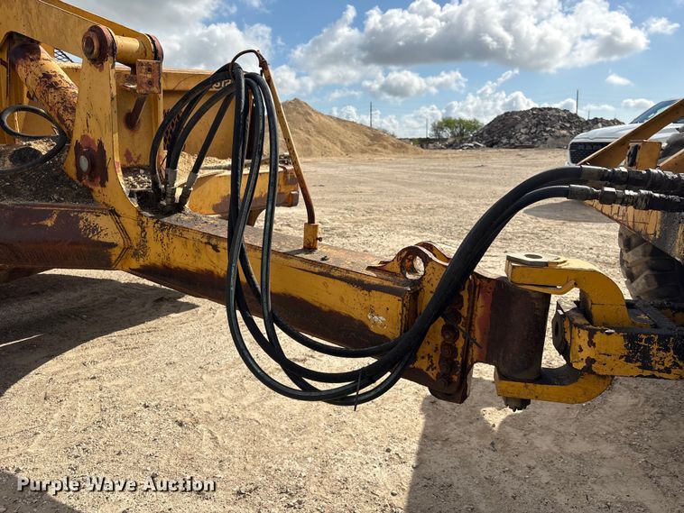 image for item EA7246 2000 John Deere 1812C scraper