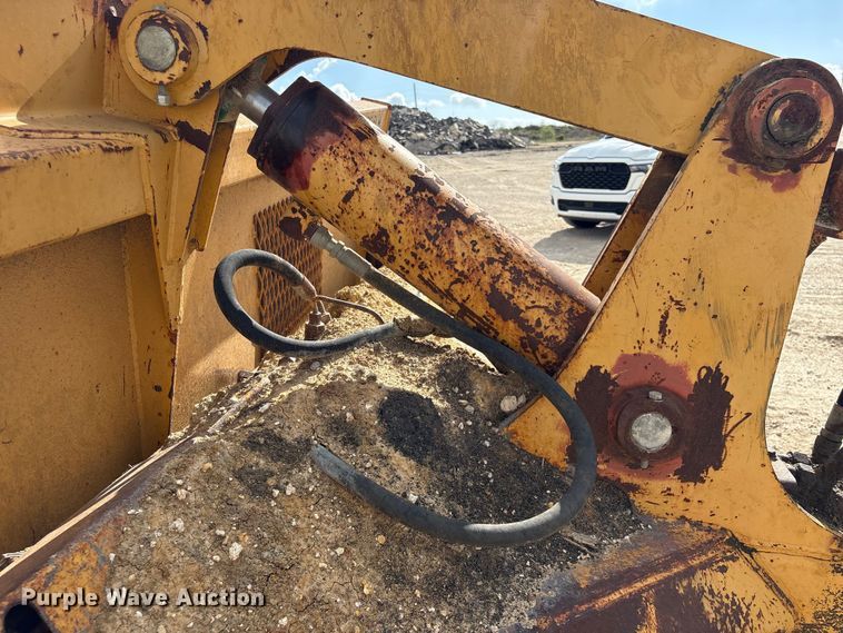 image for item EA7246 2000 John Deere 1812C scraper