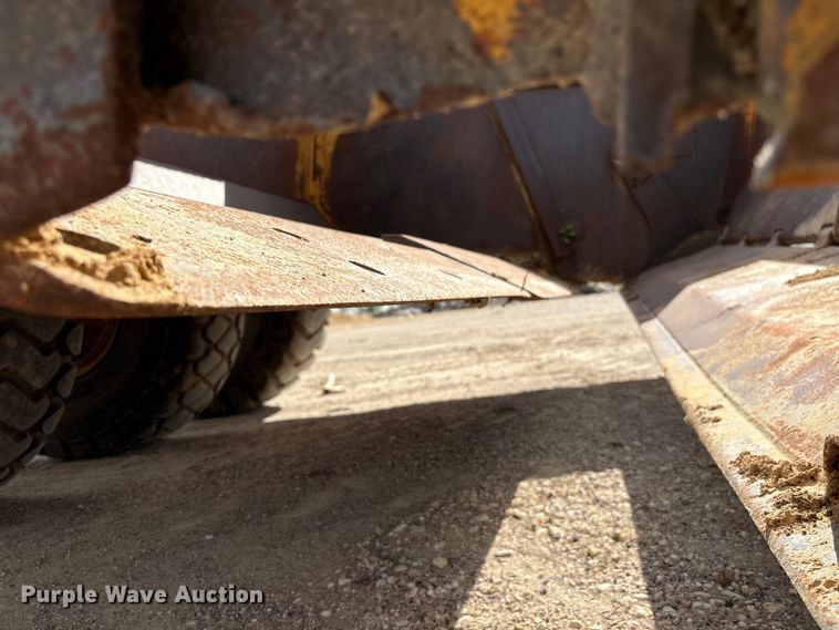 image for item EA7246 2000 John Deere 1812C scraper