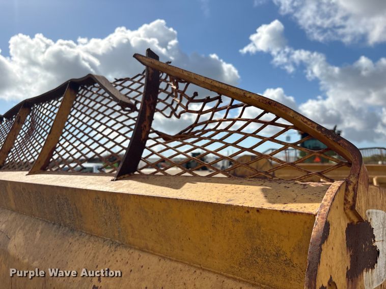 image for item EA7246 2000 John Deere 1812C scraper