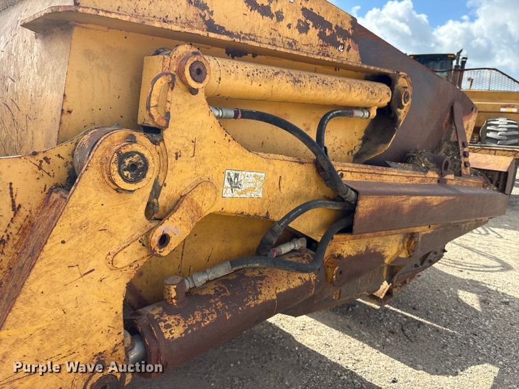 image for item EA7246 2000 John Deere 1812C scraper
