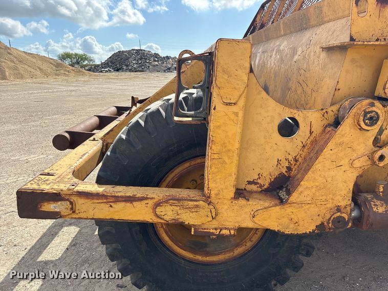 image for item EA7246 2000 John Deere 1812C scraper