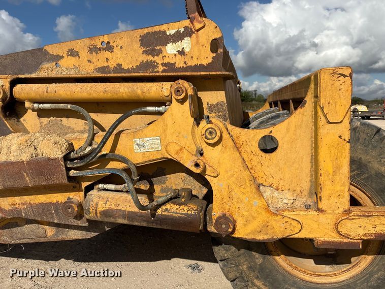 image for item EA7246 2000 John Deere 1812C scraper