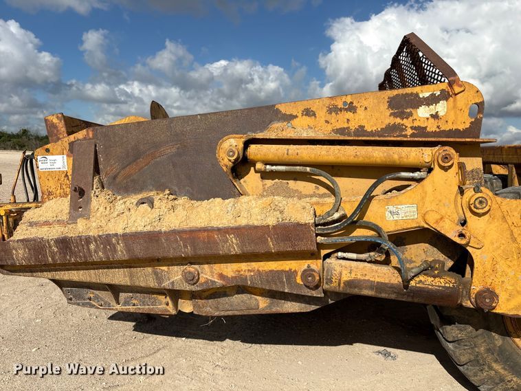 image for item EA7246 2000 John Deere 1812C scraper