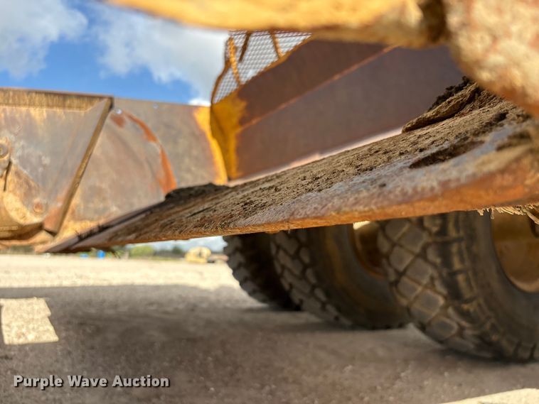 image for item EA7246 2000 John Deere 1812C scraper