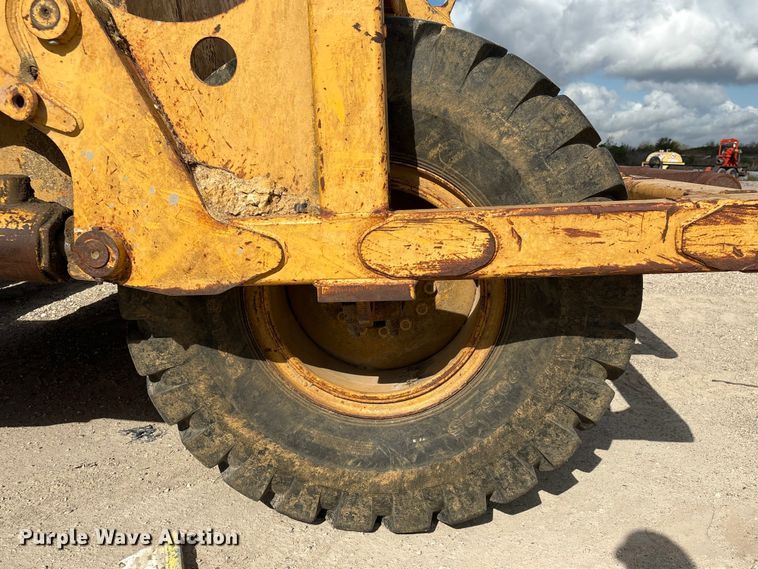 image for item EA7246 2000 John Deere 1812C scraper