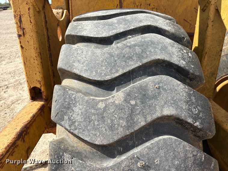 image for item EA7246 2000 John Deere 1812C scraper