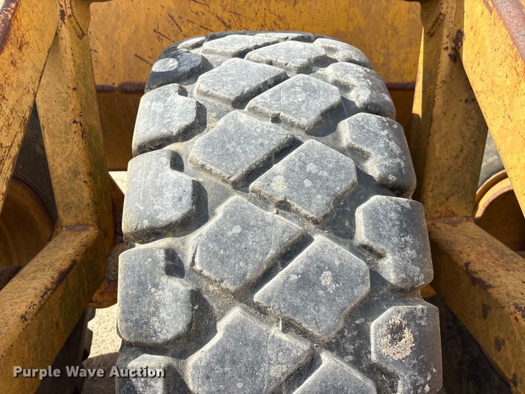 image for item EA7246 2000 John Deere 1812C scraper