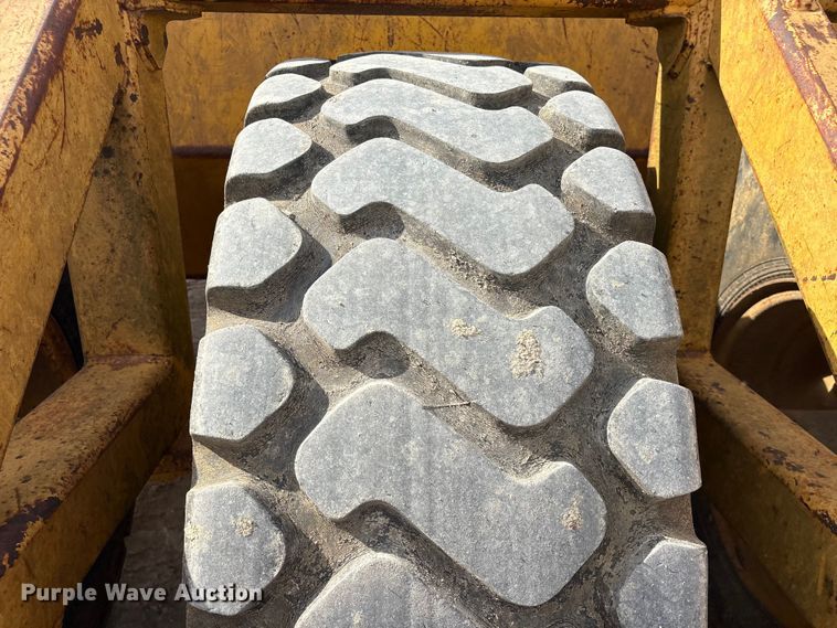 image for item EA7246 2000 John Deere 1812C scraper