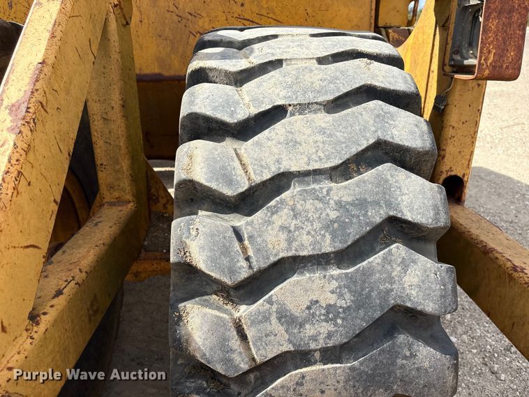 image for item EA7246 2000 John Deere 1812C scraper