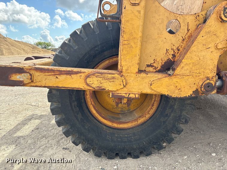 image for item EA7246 2000 John Deere 1812C scraper