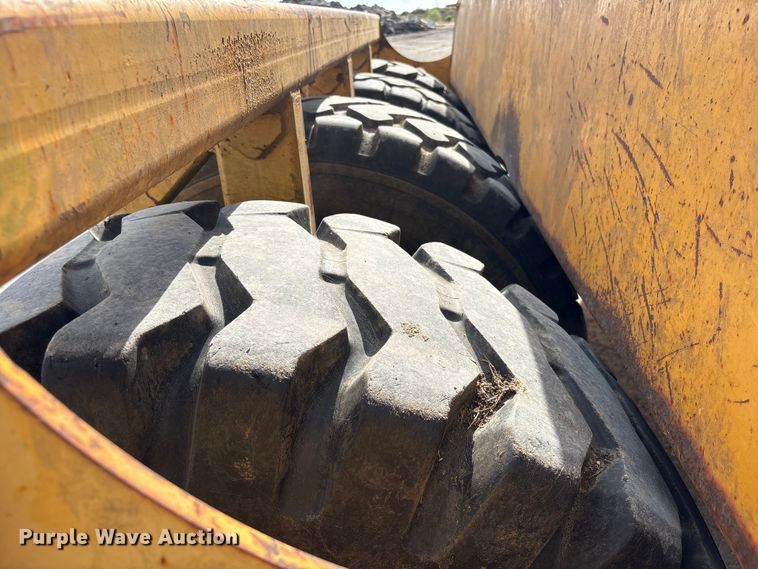 image for item EA7246 2000 John Deere 1812C scraper