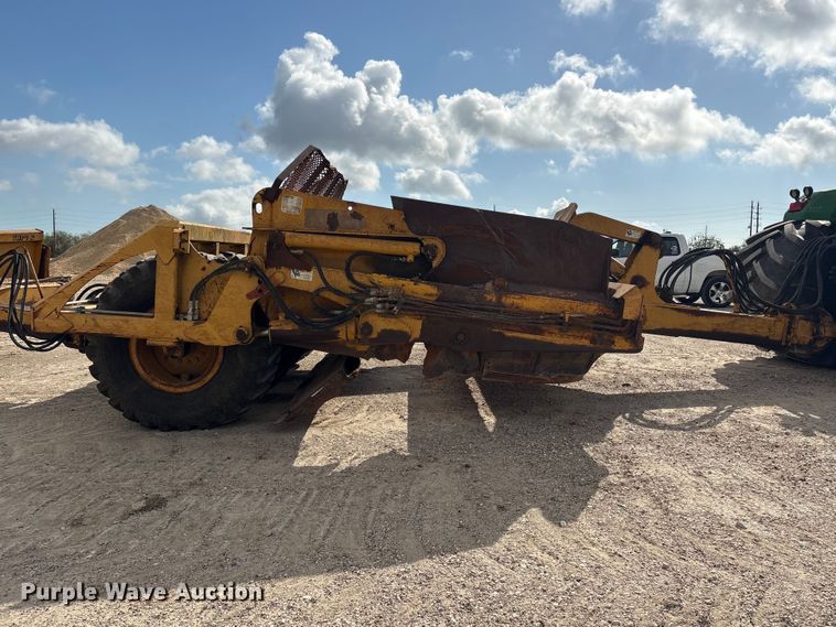 image for item EA7247 2001 John Deere 1812C scraper