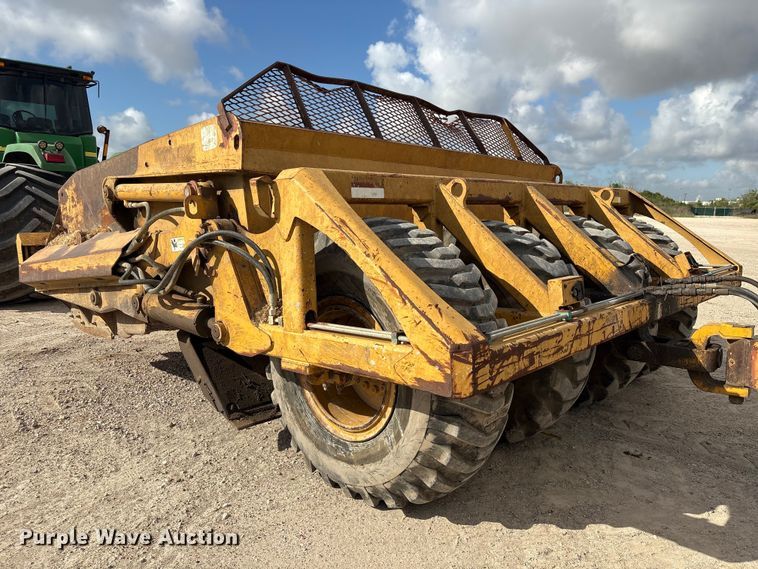 image for item EA7247 2001 John Deere 1812C scraper