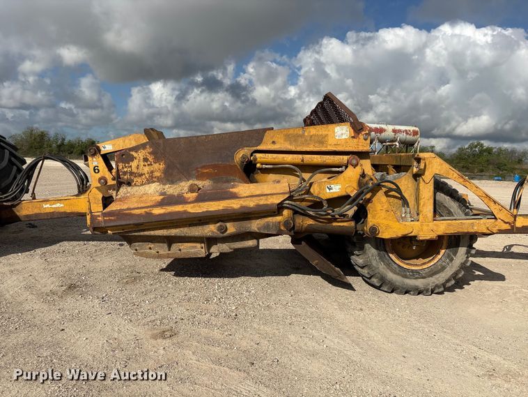 image for item EA7247 2001 John Deere 1812C scraper