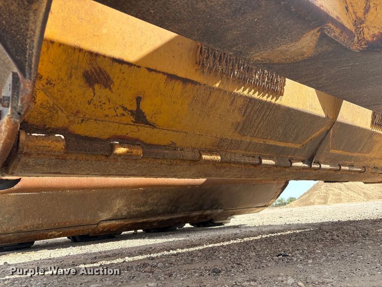 image for item EA7247 2001 John Deere 1812C scraper