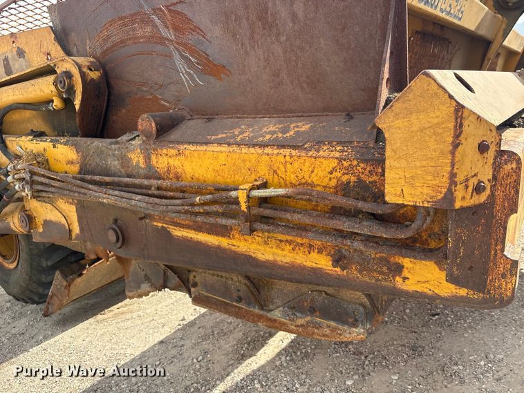 image for item EA7247 2001 John Deere 1812C scraper