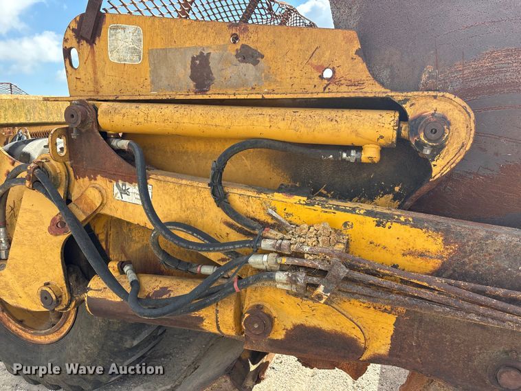 image for item EA7247 2001 John Deere 1812C scraper