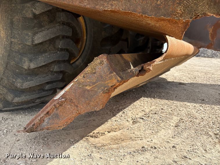 image for item EA7247 2001 John Deere 1812C scraper