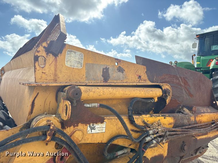 image for item EA7247 2001 John Deere 1812C scraper