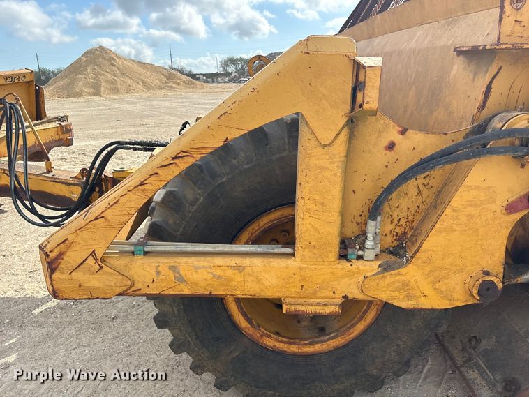 image for item EA7247 2001 John Deere 1812C scraper