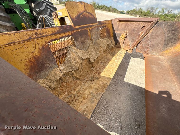 image for item EA7247 2001 John Deere 1812C scraper