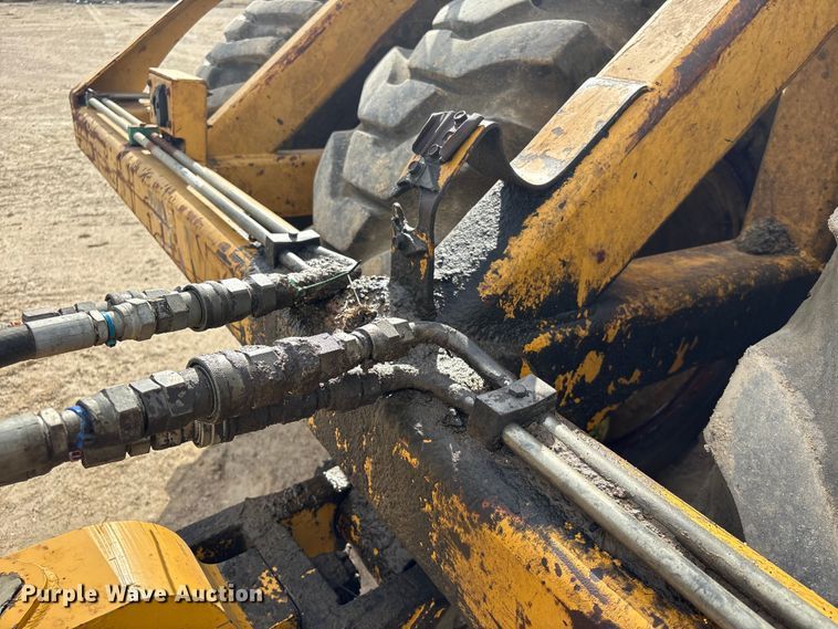 image for item EA7247 2001 John Deere 1812C scraper