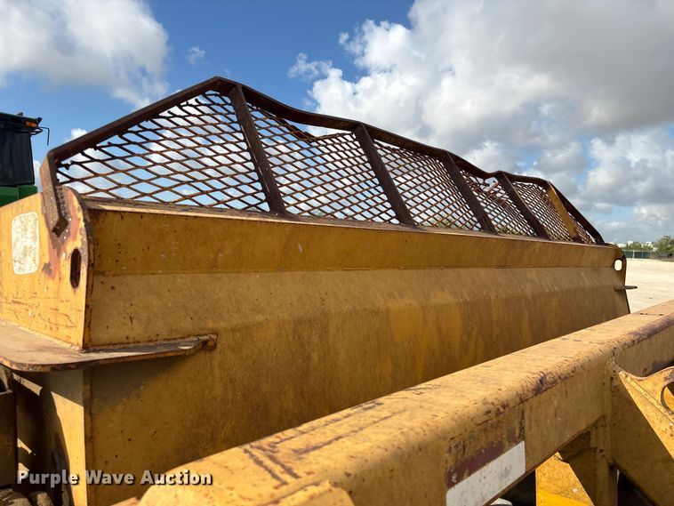 image for item EA7247 2001 John Deere 1812C scraper