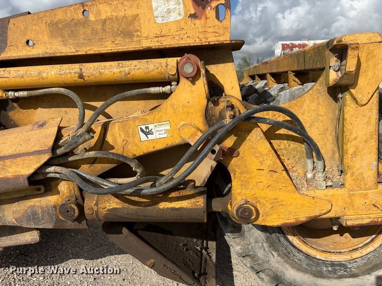 image for item EA7247 2001 John Deere 1812C scraper