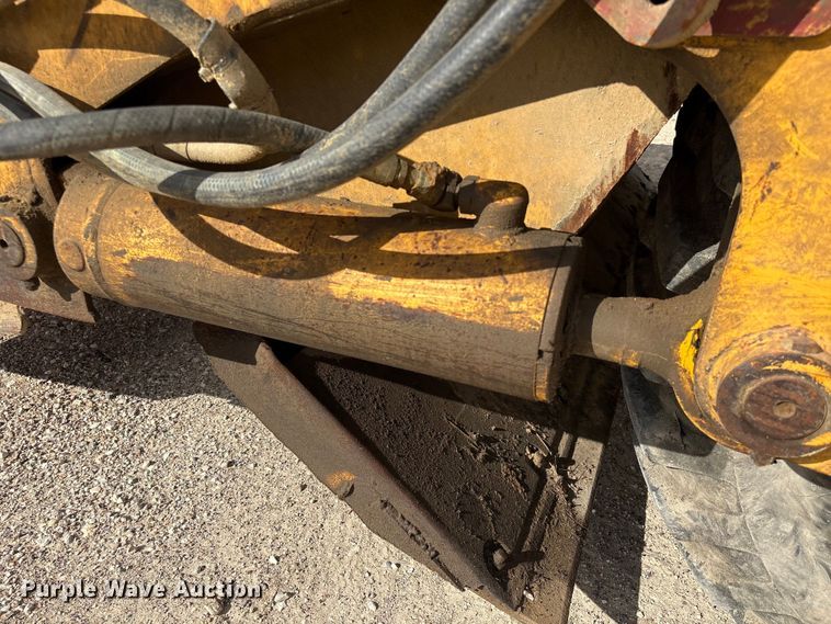 image for item EA7247 2001 John Deere 1812C scraper